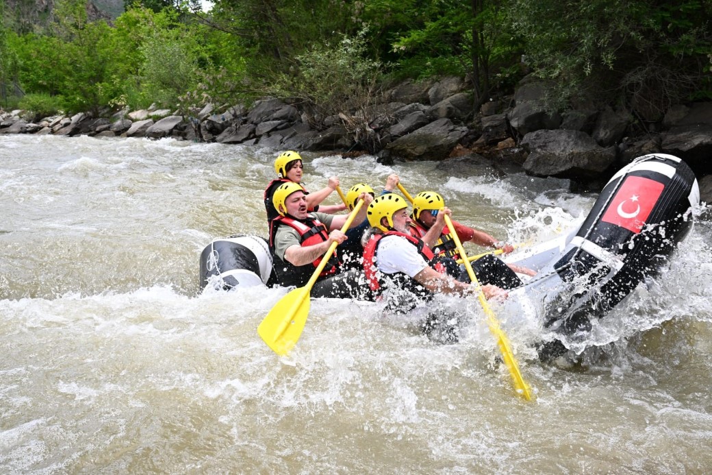Vali Mustafa Çiftçi bu defa coşkun sularda rafting yaptı