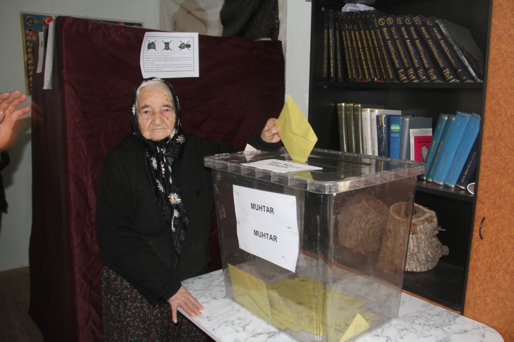 Seçim heyecanı: 3 ilde sandıklar kuruldu, oy verme işlemi başladı