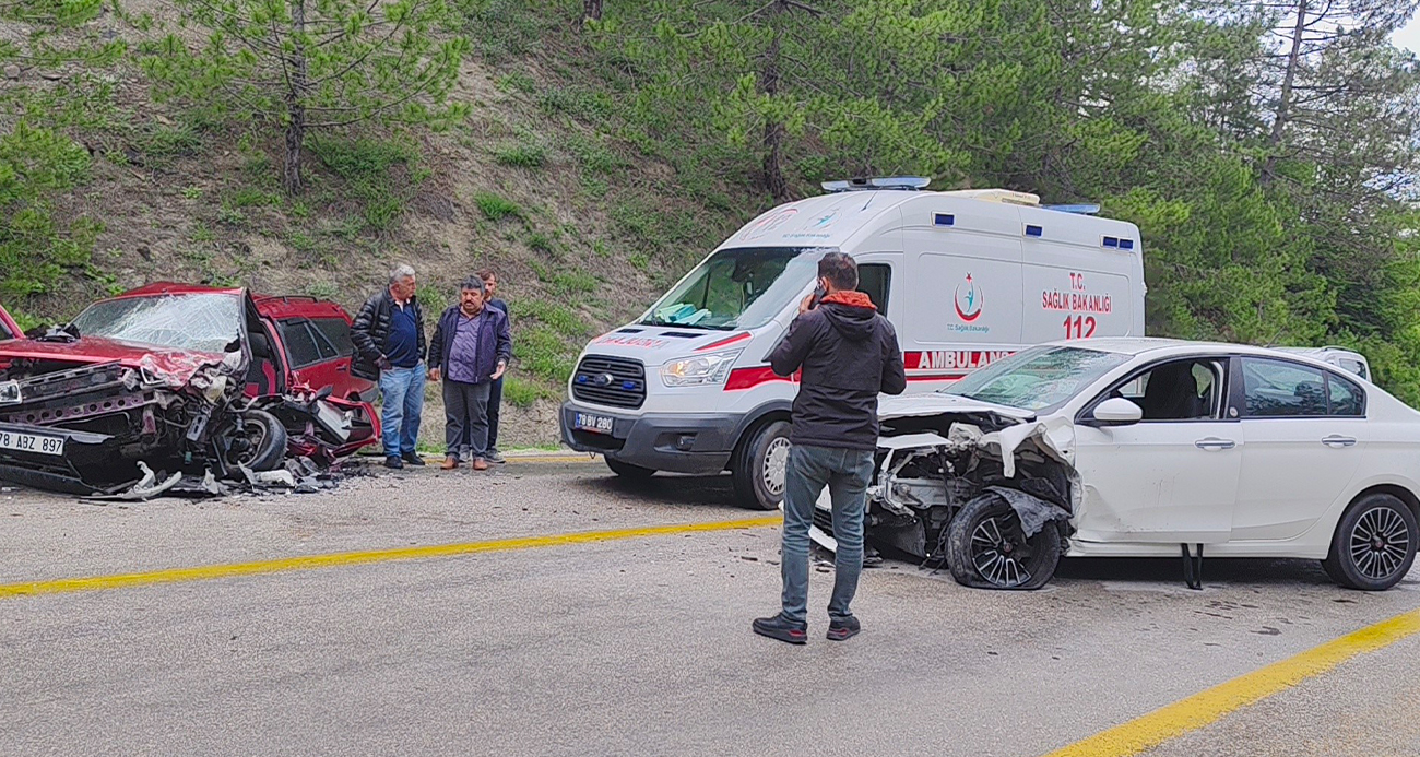 Karabük’te iki otomobil kafa kafaya çarpıştı: 8 yaralı