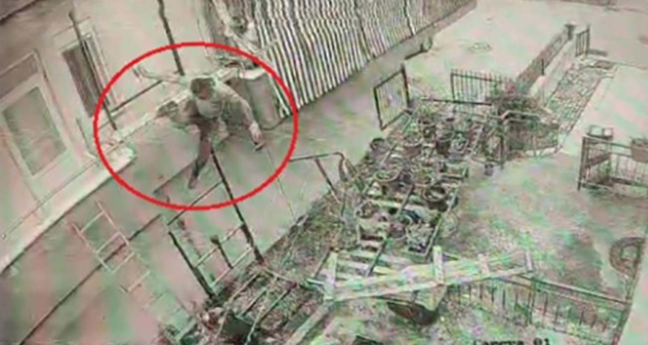 Yük asansörü kurulumu yapan ustanın iskeleden düşme anı kamerada