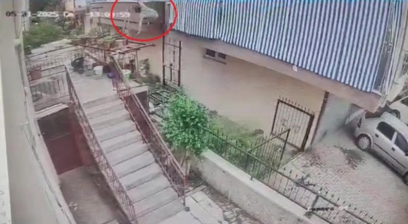 Yük asansörü kurulumu yapan ustanın iskeleden düşme anı kamerada