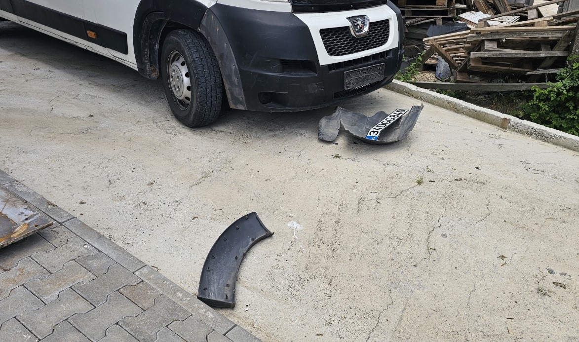 Sokak köpekleri karavanın tamponunu parçaladı