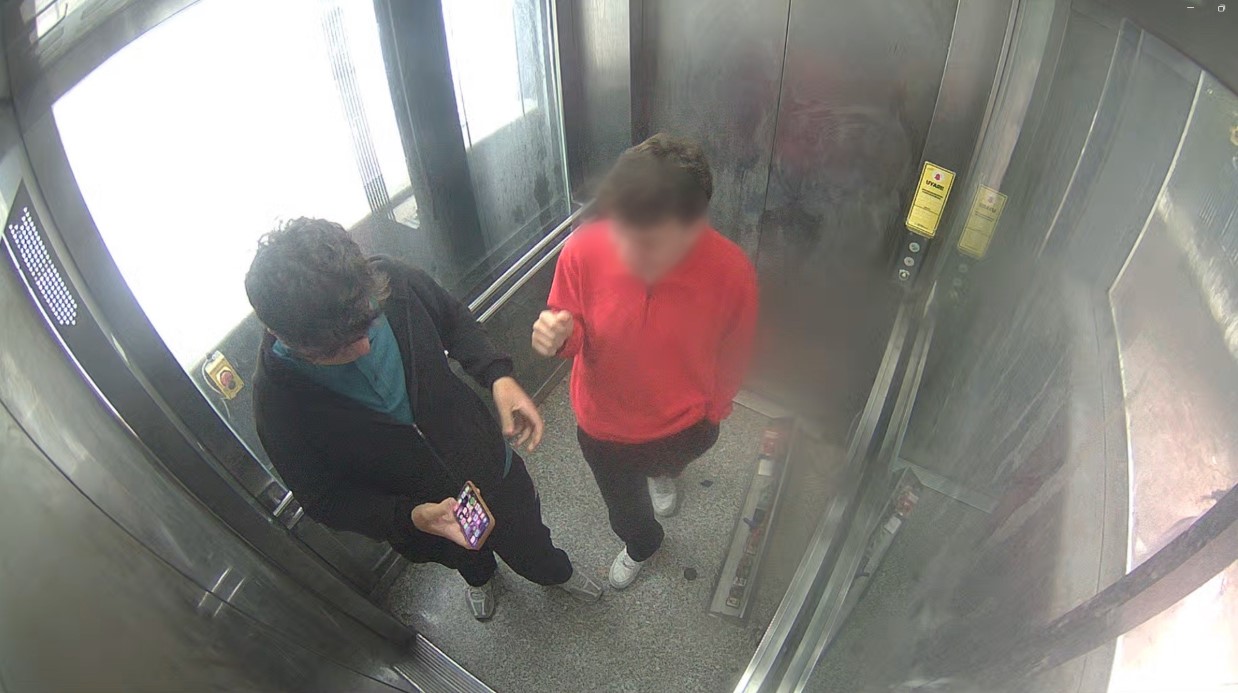 Bindiği asansörün kabin kasetine tekme atarak kırdı