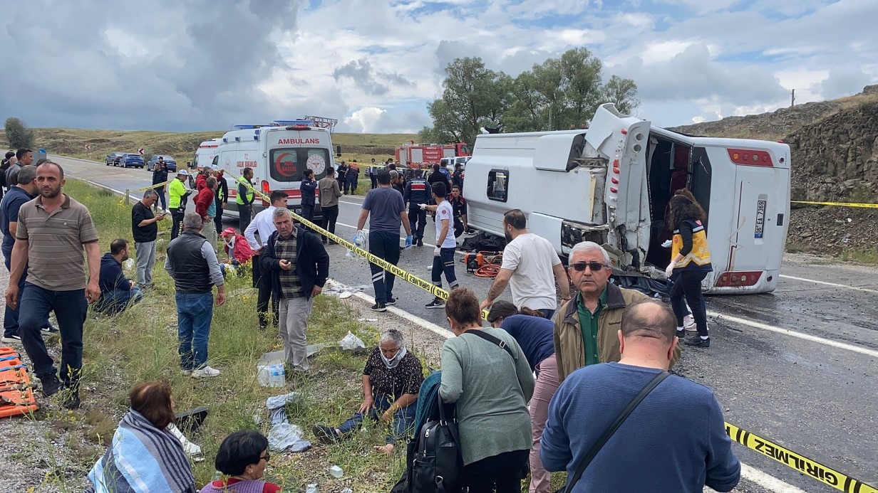 Midibüs şarampole devrildi, 2 kişi öldü 15 kişi yaralandı