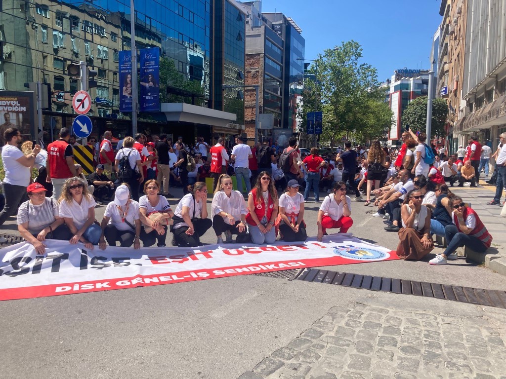 İzmir Büyükşehir’de, grev beşinci gününde işçilerin eylemi sürüyor