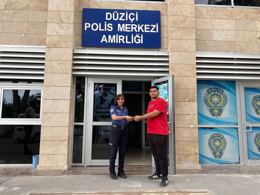 Yerde bulduğu 40 bin TL’lik altını sahibine teslim etti