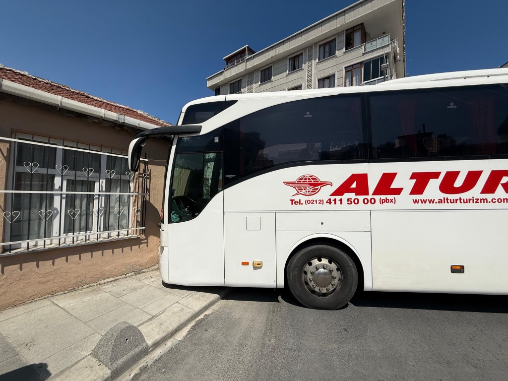 Freni boşalan yolcu otobüsü kayarak gecekonduya çarptı