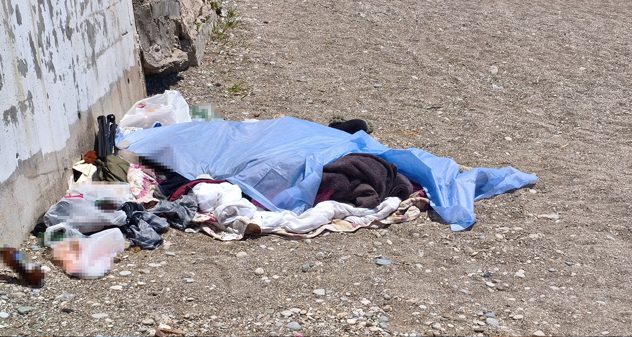 Evsiz adam Konyaaltı Sahili’nde ölü bulundu