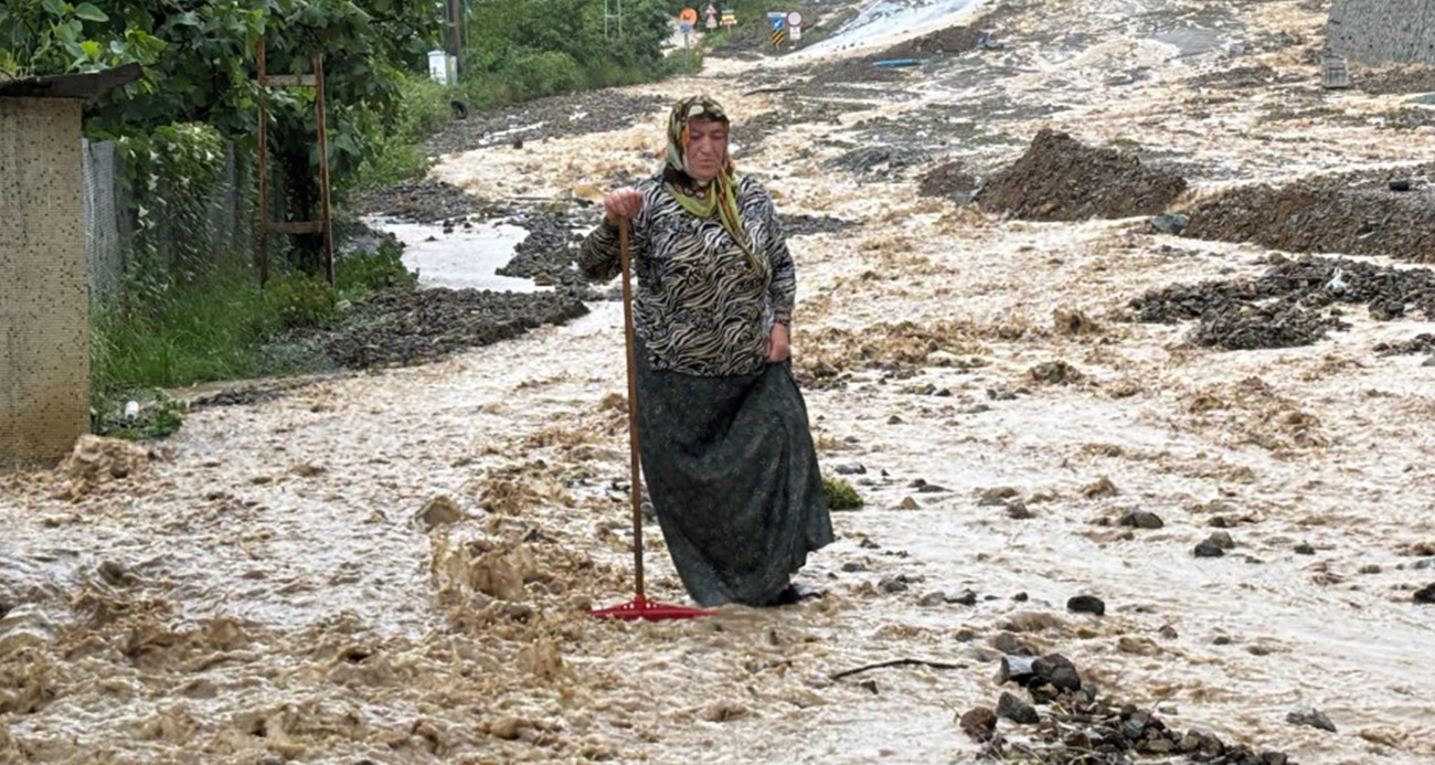 Trabzon şehir merkezinde yollar dereye döndü