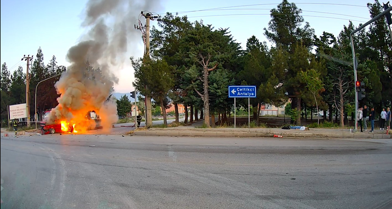 Önce refüje, sonra tıra çarpıp alev aldı