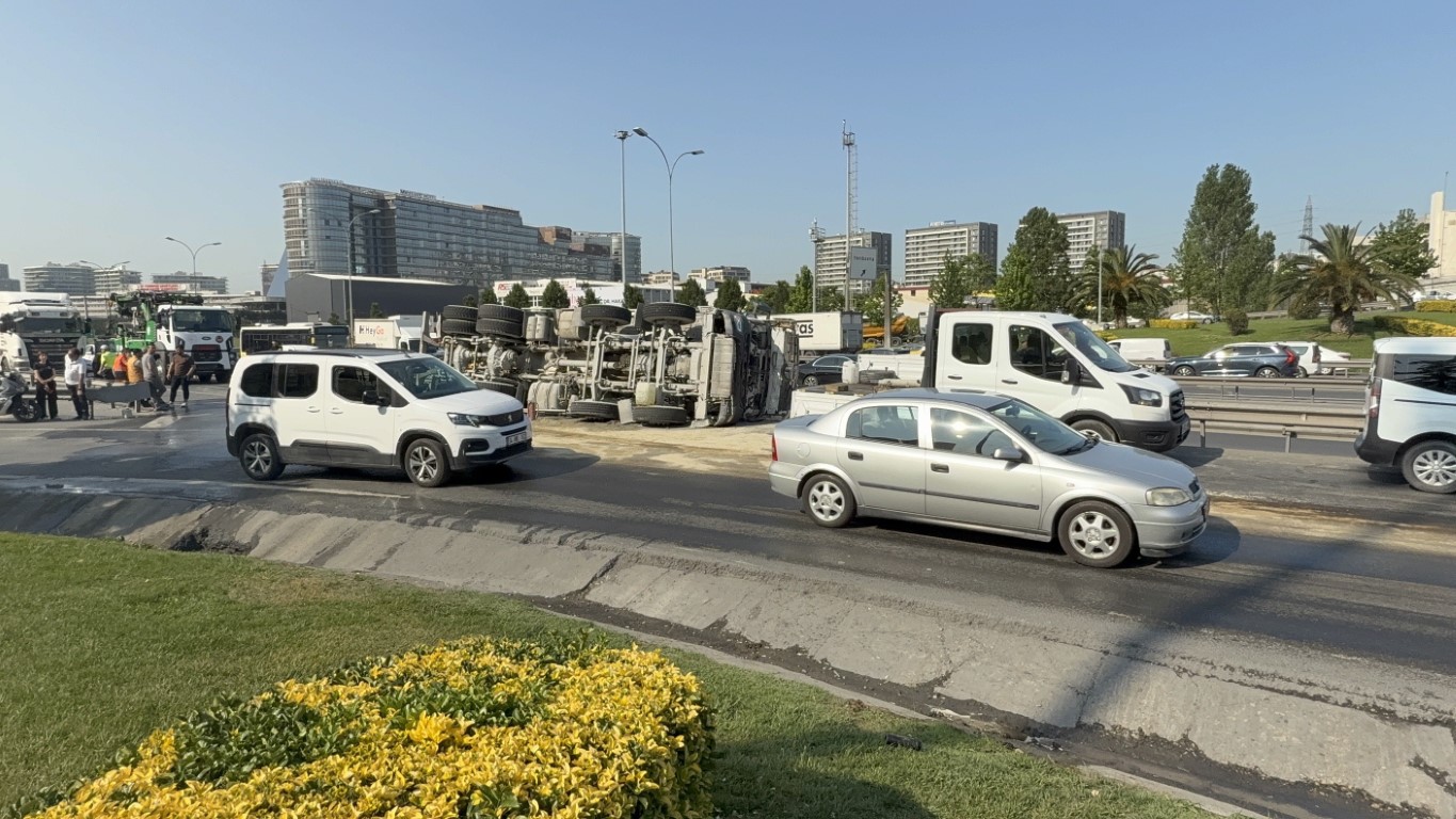 Bahçelievler’de beton mikseri devrildi: Basın Ekspres yan yol trafiğe kapandı