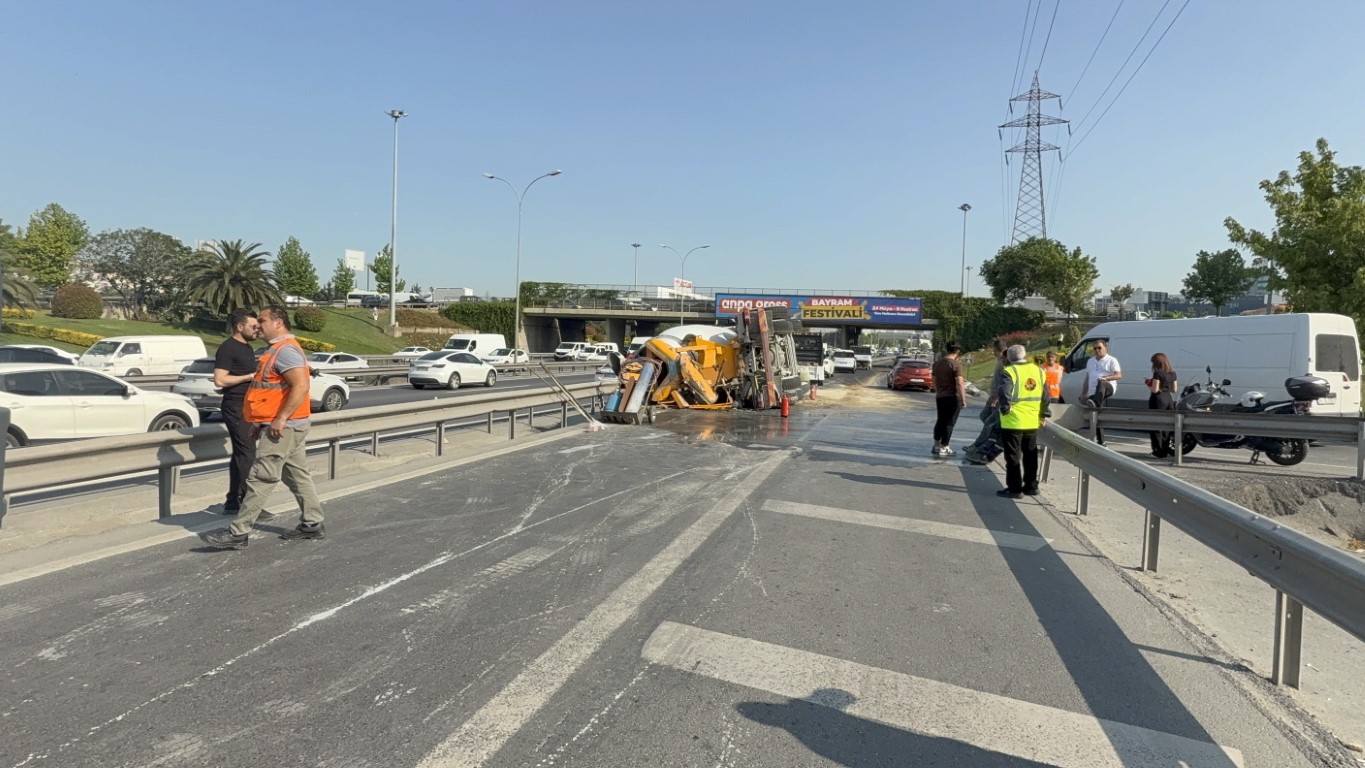 Bahçelievler’de beton mikseri devrildi: Basın Ekspres yan yol trafiğe kapandı