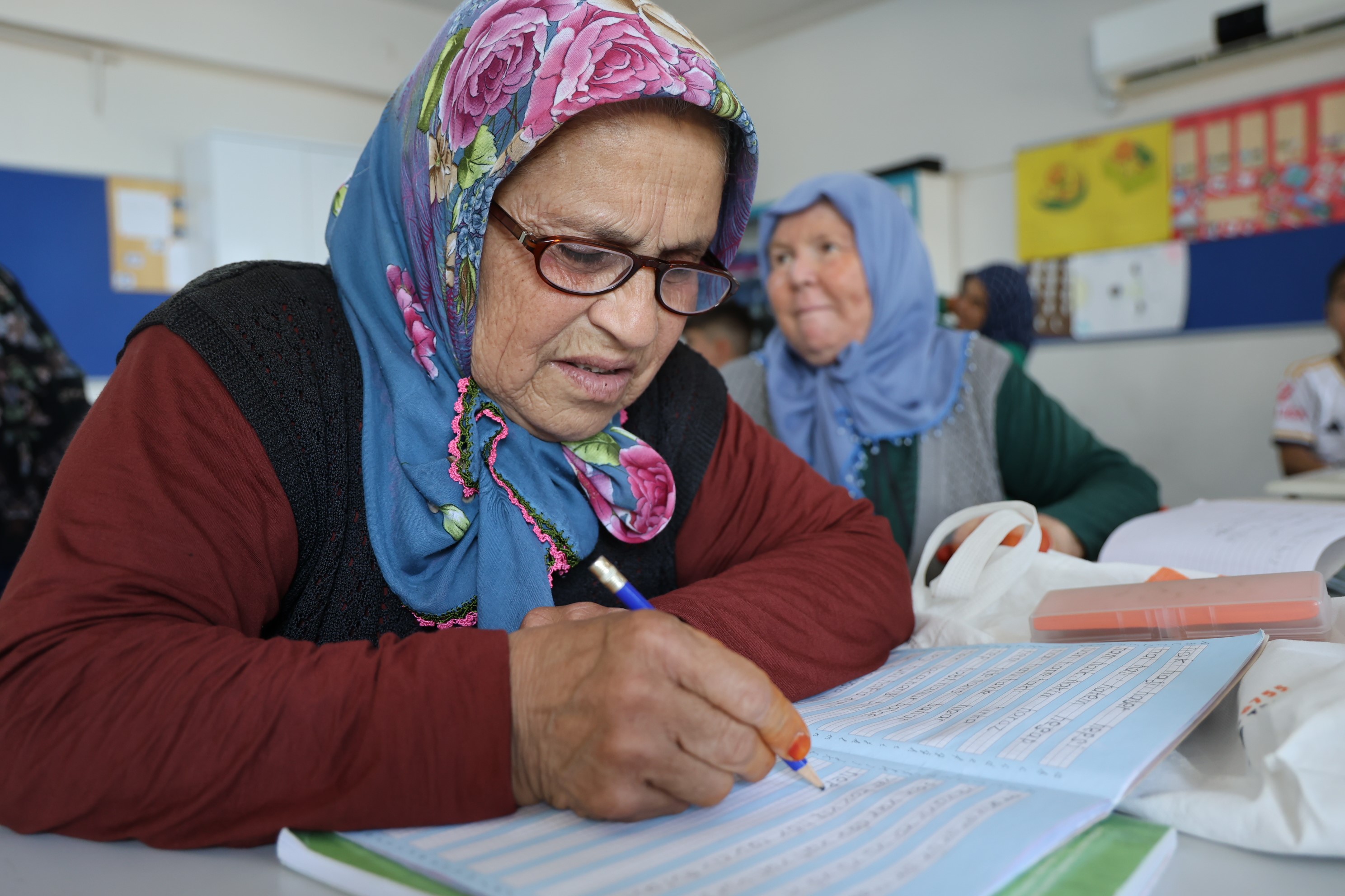 Hepsi torun sahibi: Adanalı ninelerin okuma azmi