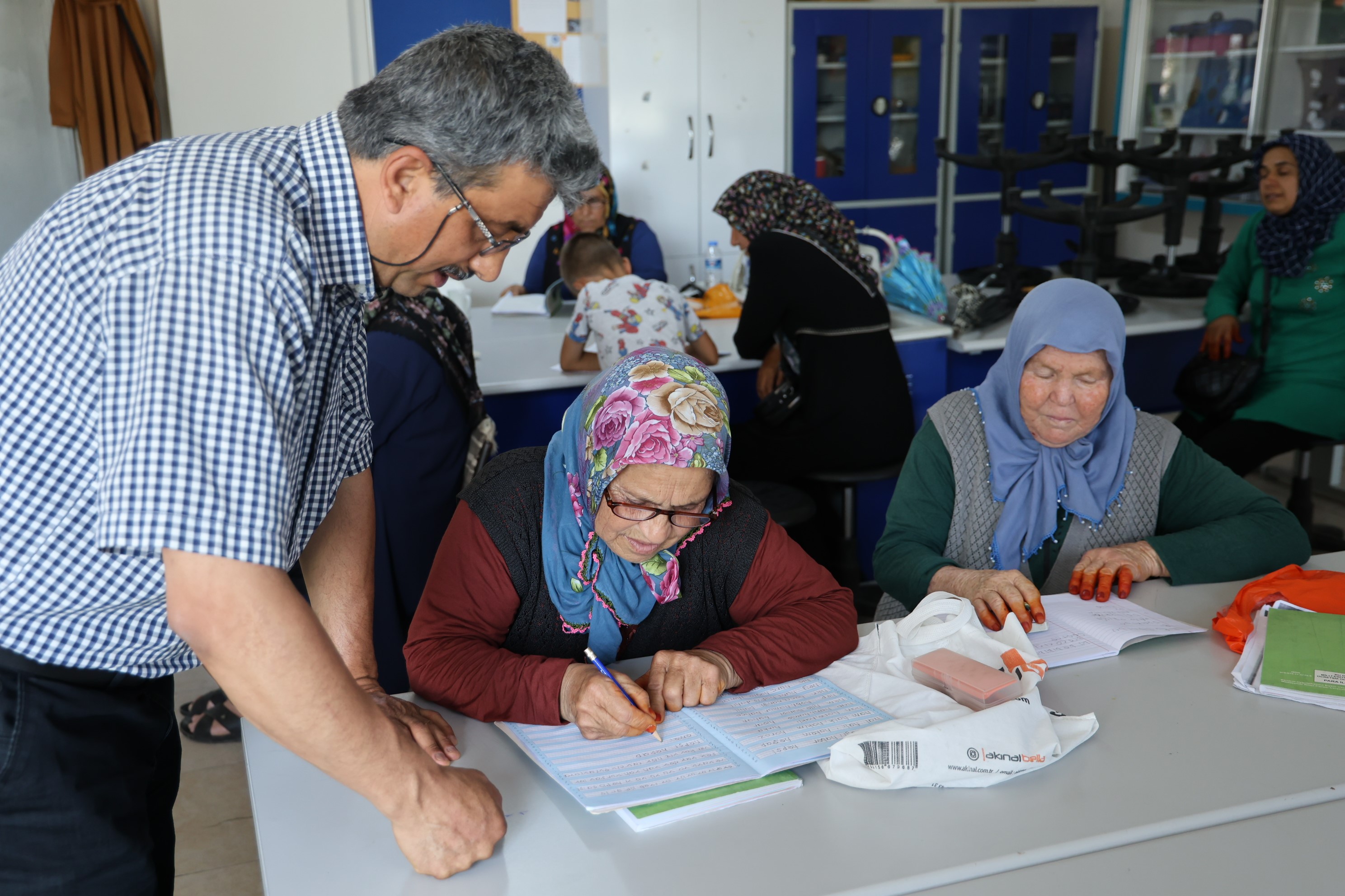 Hepsi torun sahibi: Adanalı ninelerin okuma azmi