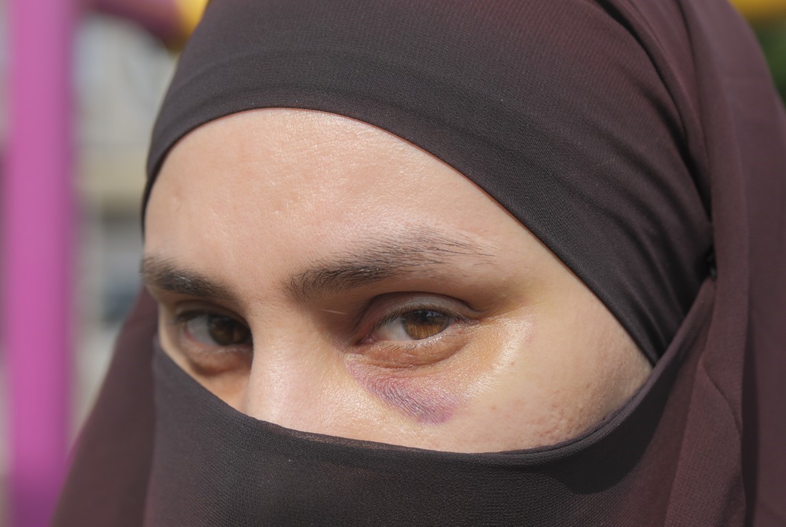 Mersin’de bir kadın, çocuklarının önünde darbedildi