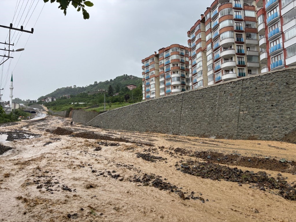 Trabzon şehir merkezinde yollar dereye döndü