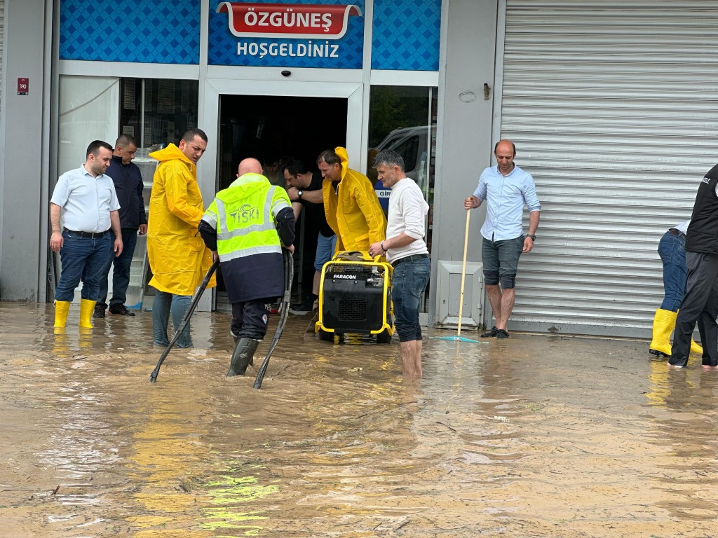 Trabzon şehir merkezinde yollar dereye döndü