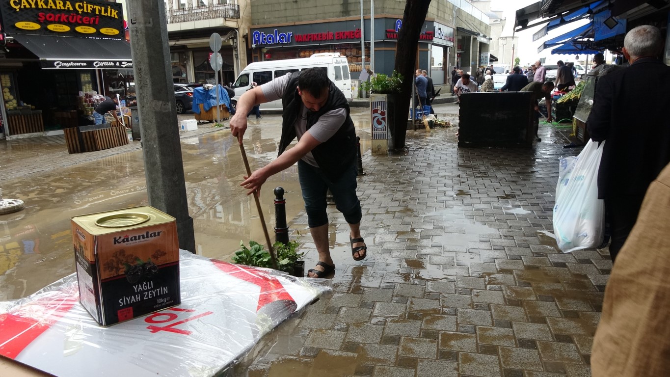 Trabzon’da sular çekilmeye, esnaf da temizliğe başladı