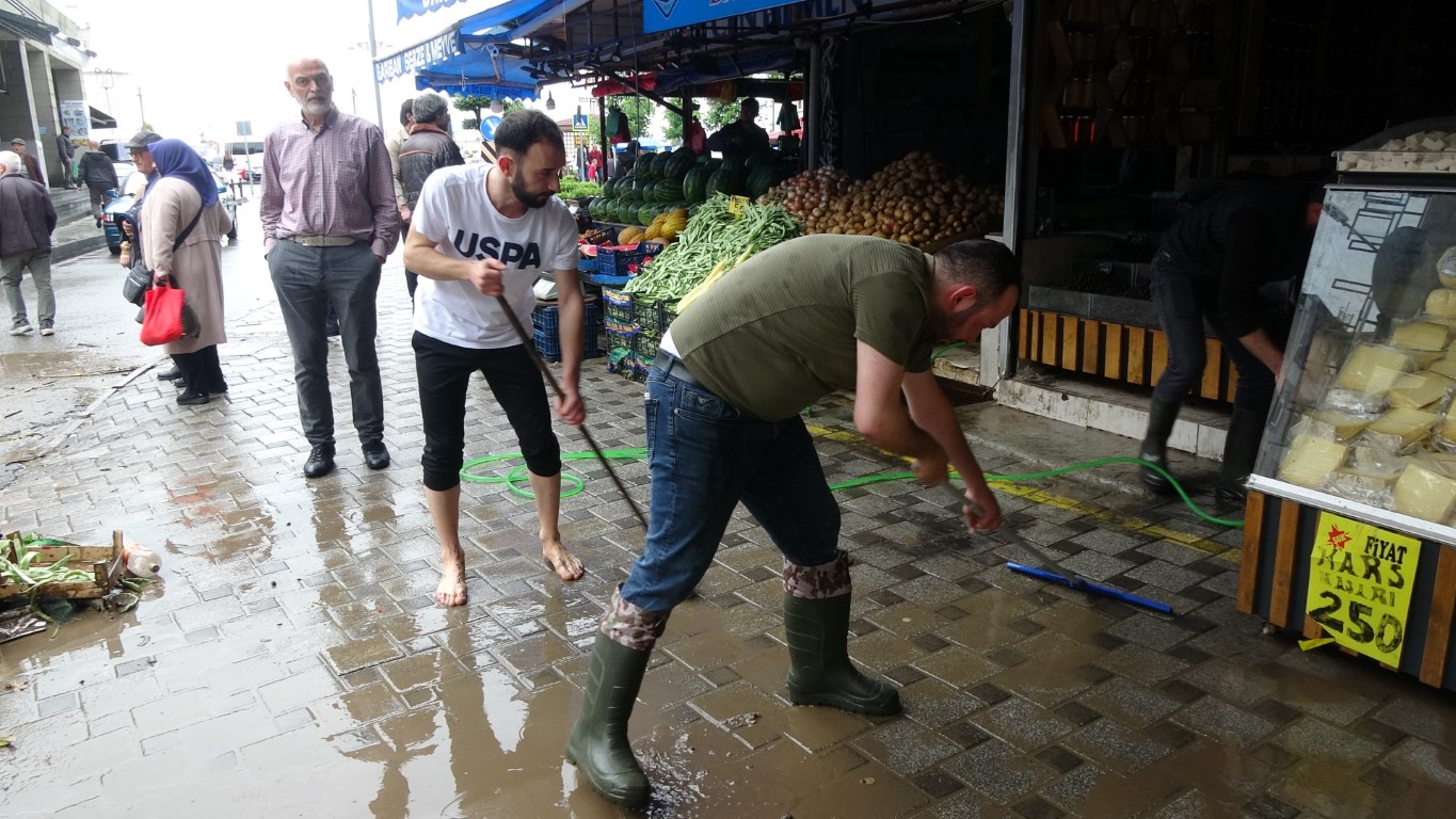 Trabzon’da sular çekilmeye, esnaf da temizliğe başladı
