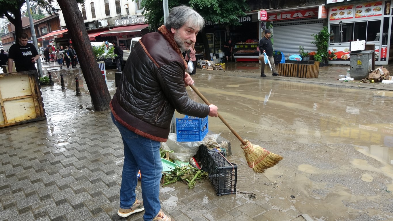 Trabzon’da sular çekilmeye, esnaf da temizliğe başladı