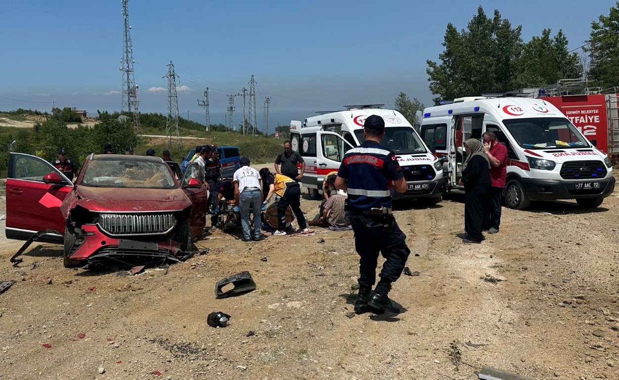 Yalova’da otomobil 4 metre yükseklikten yola uçtu: 2 yaralı