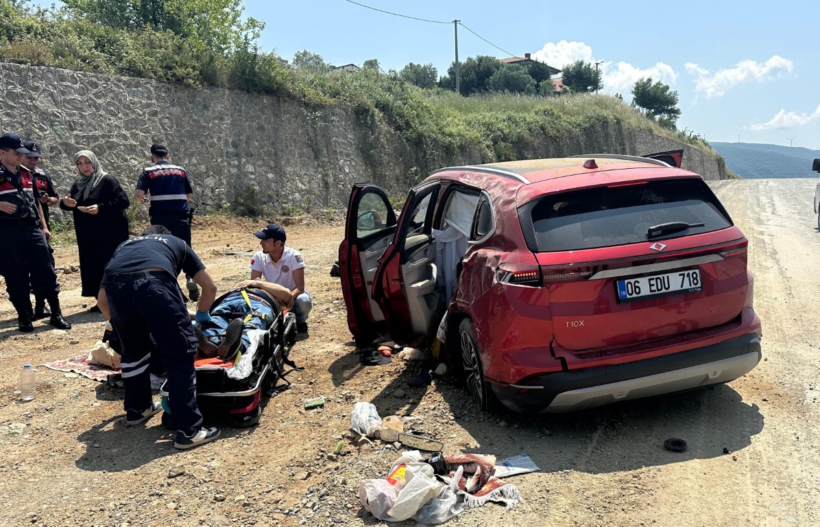 Yalova’da otomobil 4 metre yükseklikten yola uçtu: 2 yaralı