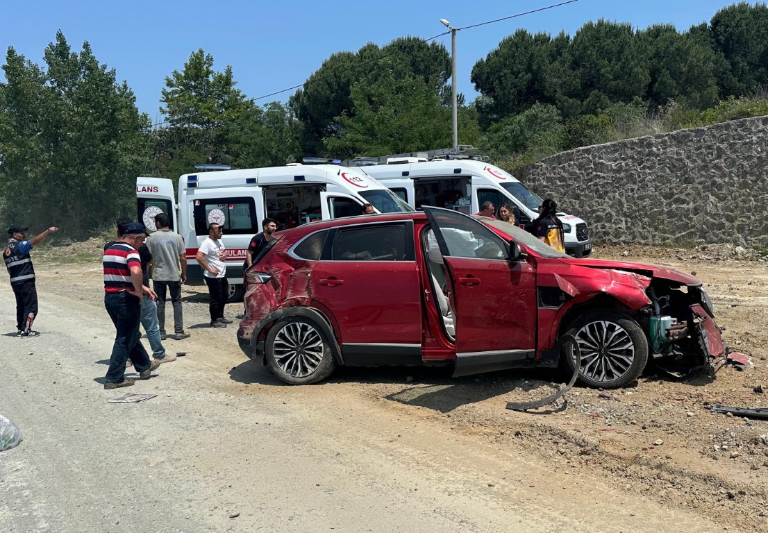 Yalova’da otomobil 4 metre yükseklikten yola uçtu: 2 yaralı