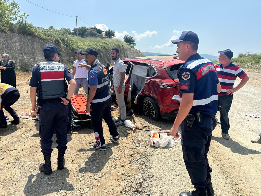 Yalova’da otomobil 4 metre yükseklikten yola uçtu: 2 yaralı