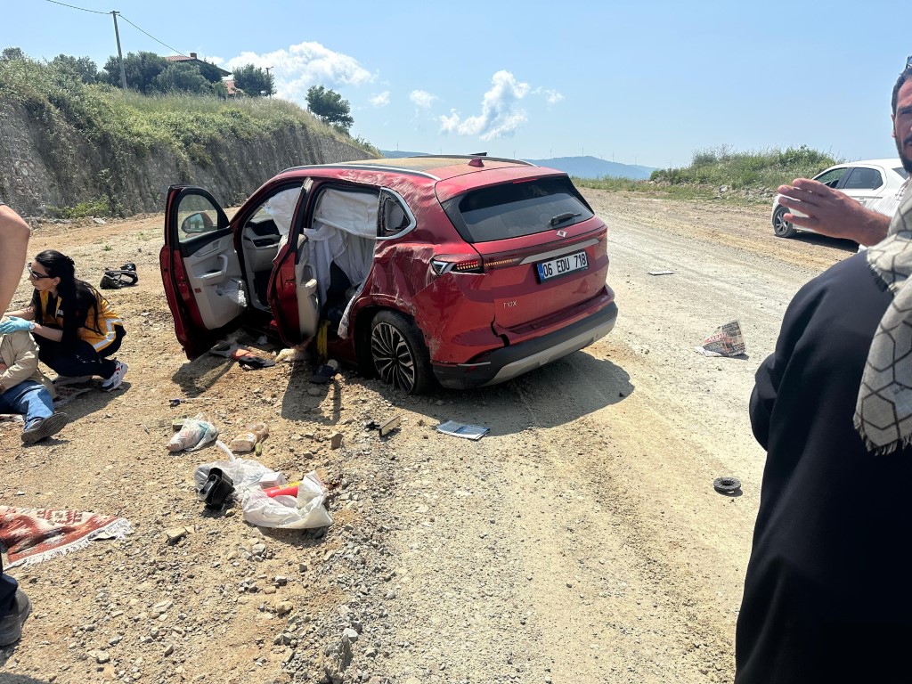 Yalova’da otomobil 4 metre yükseklikten yola uçtu: 2 yaralı