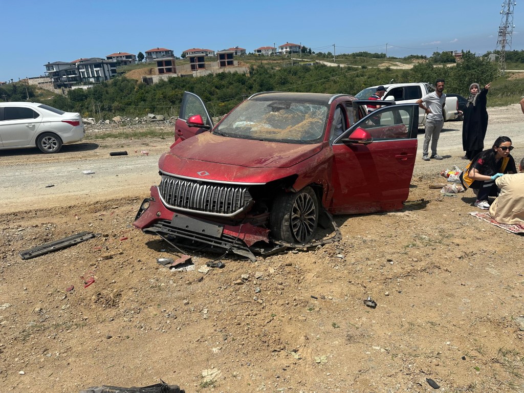 Yalova’da otomobil 4 metre yükseklikten yola uçtu: 2 yaralı