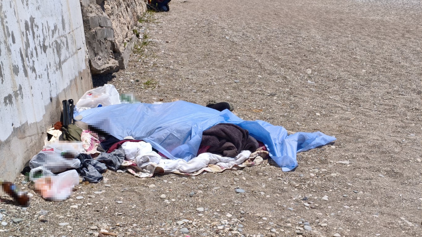 Evsiz adam Konyaaltı Sahili’nde ölü bulundu