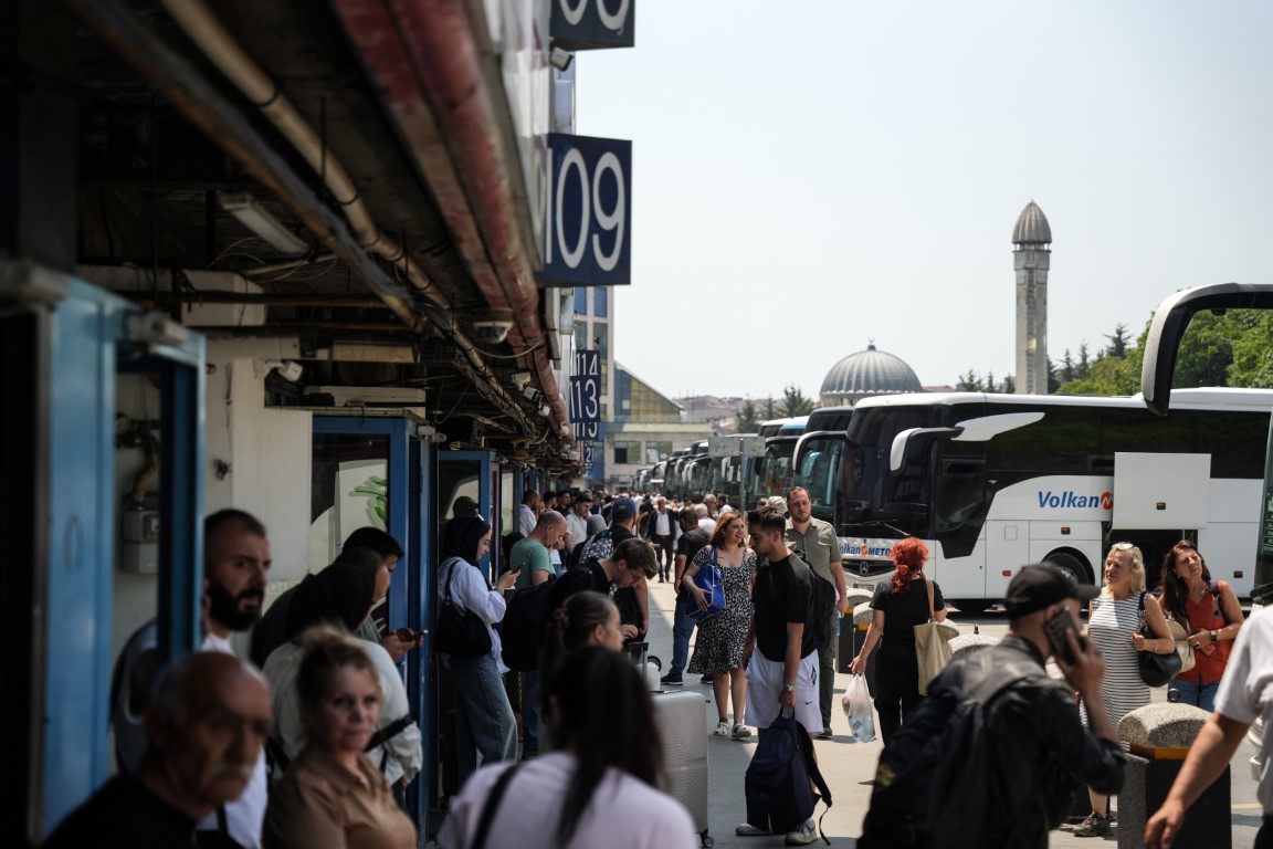 İstanbul Otogarı’nda bayram hareketliliği havadan görüntülendi