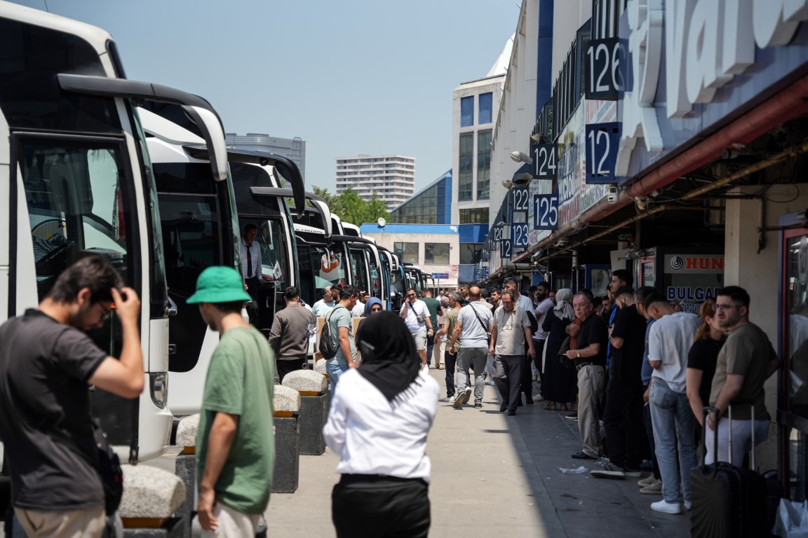 İstanbul Otogarı’nda bayram hareketliliği havadan görüntülendi