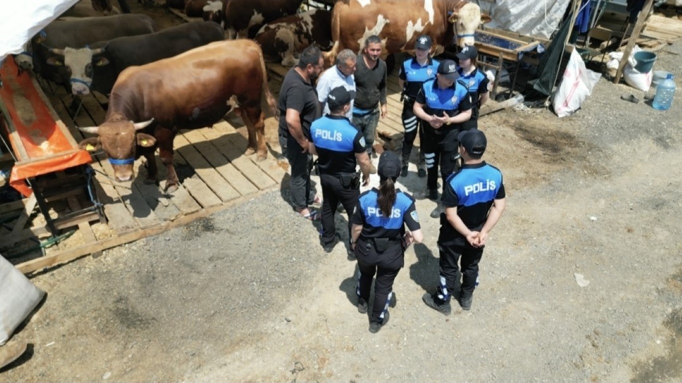 Polisten kurban pazarında sahte para ve dolandırıcılık uyarısı