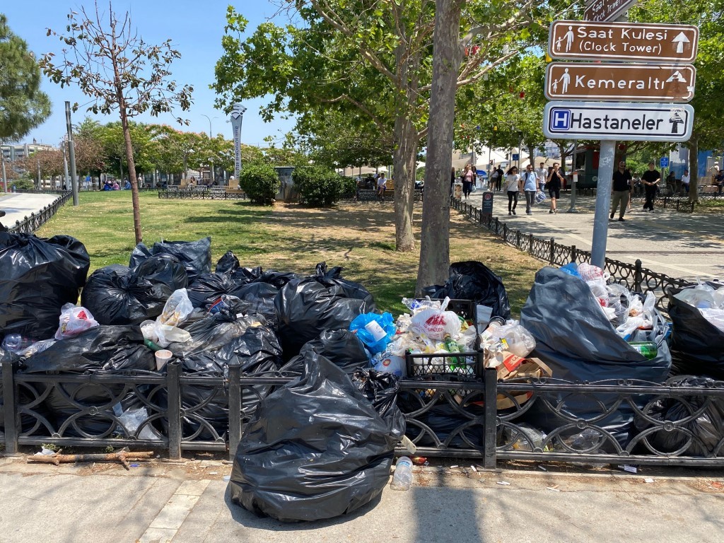 İşçilerin grevi, İzmir’in çöp çilesi devam ediyor