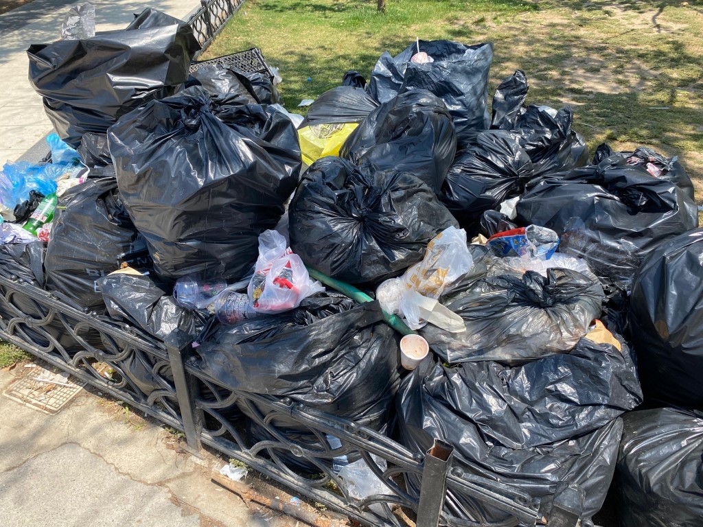İşçilerin grevi, İzmir’in çöp çilesi devam ediyor
