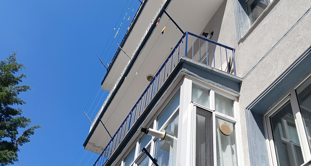 Komşusunun balkonundan kendi evine geçmeye çalışırken düşen kadın ağır yaralandı