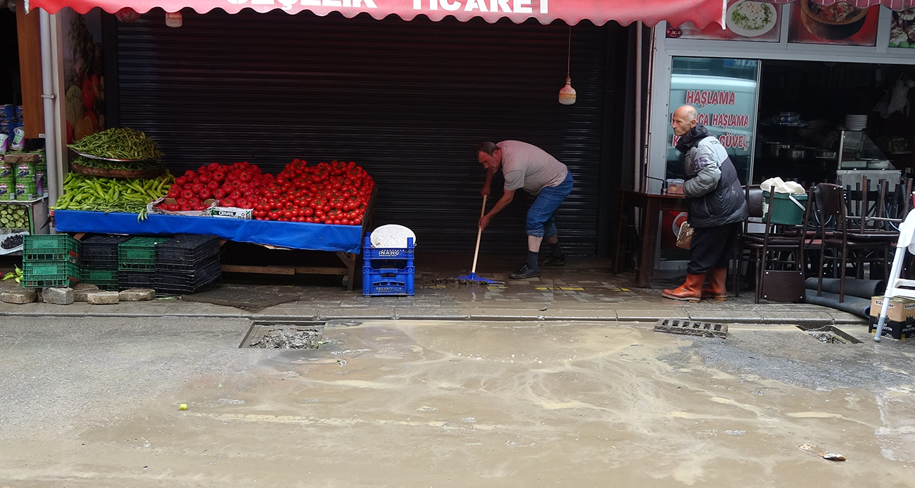 Trabzon’da sular çekilmeye, esnaf da temizliğe başladı