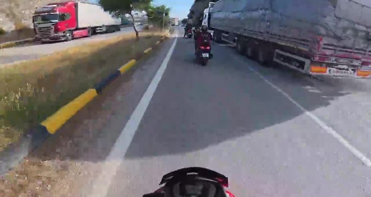 Korna çalınmasına sinirlendi, tırı motosikletlerin üzerine sürdü