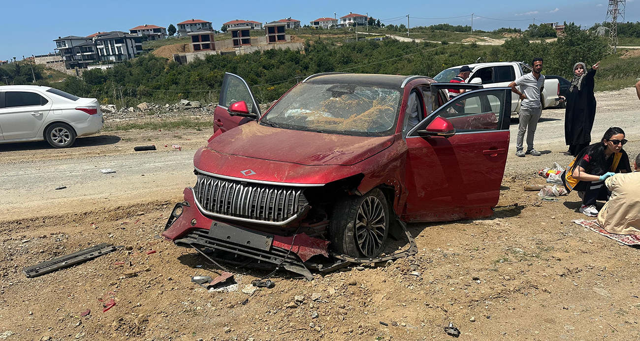 Yalova’da otomobil 4 metre yükseklikten yola uçtu: 2 yaralı