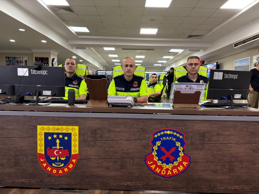 Jandarma sorumluluk bölgelerindeki kara yolları ‘Trafik İzleme Merkezi’nden aralıksız takip ediliyor