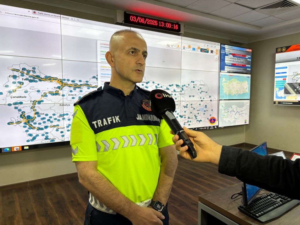 Jandarma sorumluluk bölgelerindeki kara yolları ‘Trafik İzleme Merkezi’nden aralıksız takip ediliyor