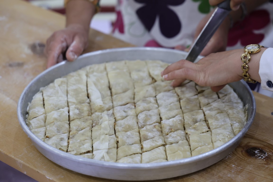 Adanalı kadınların ’ev baklavası’ mesaisi