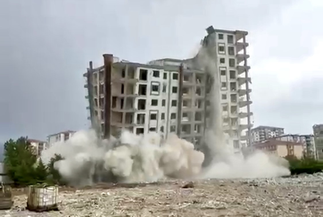 Hasarlı bina yıkımında iş makinesi operatörünün Türk bayrağı hassasiyeti