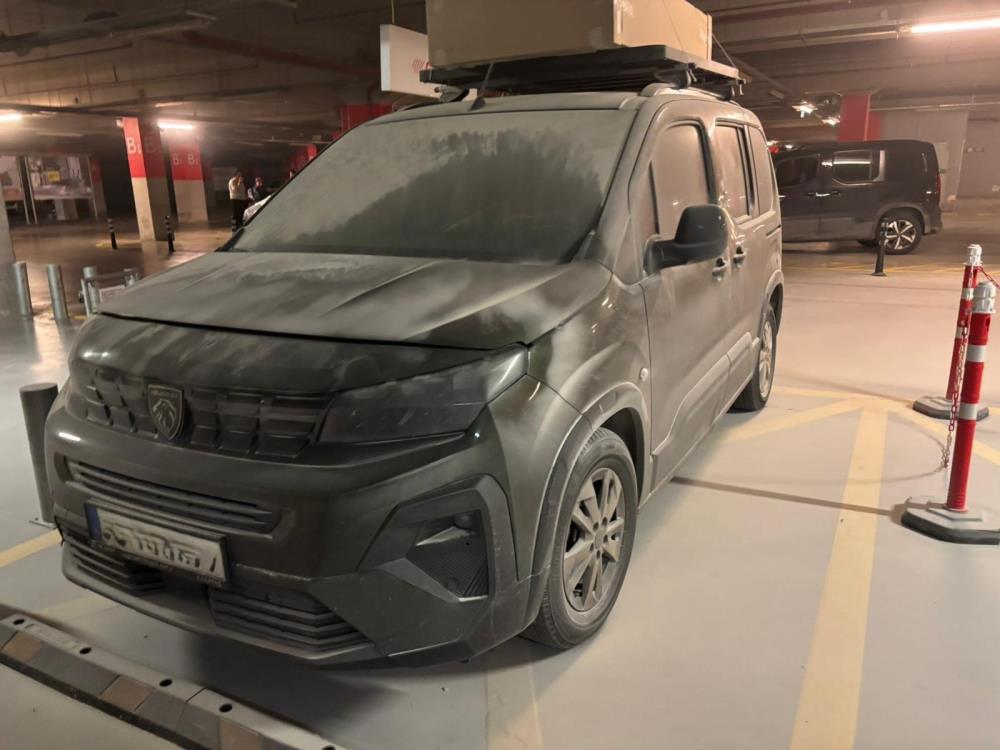 Yeni aldığı Peugeot marka arabası önce 4 kere servise girdi sonra otoparkta alev aldı