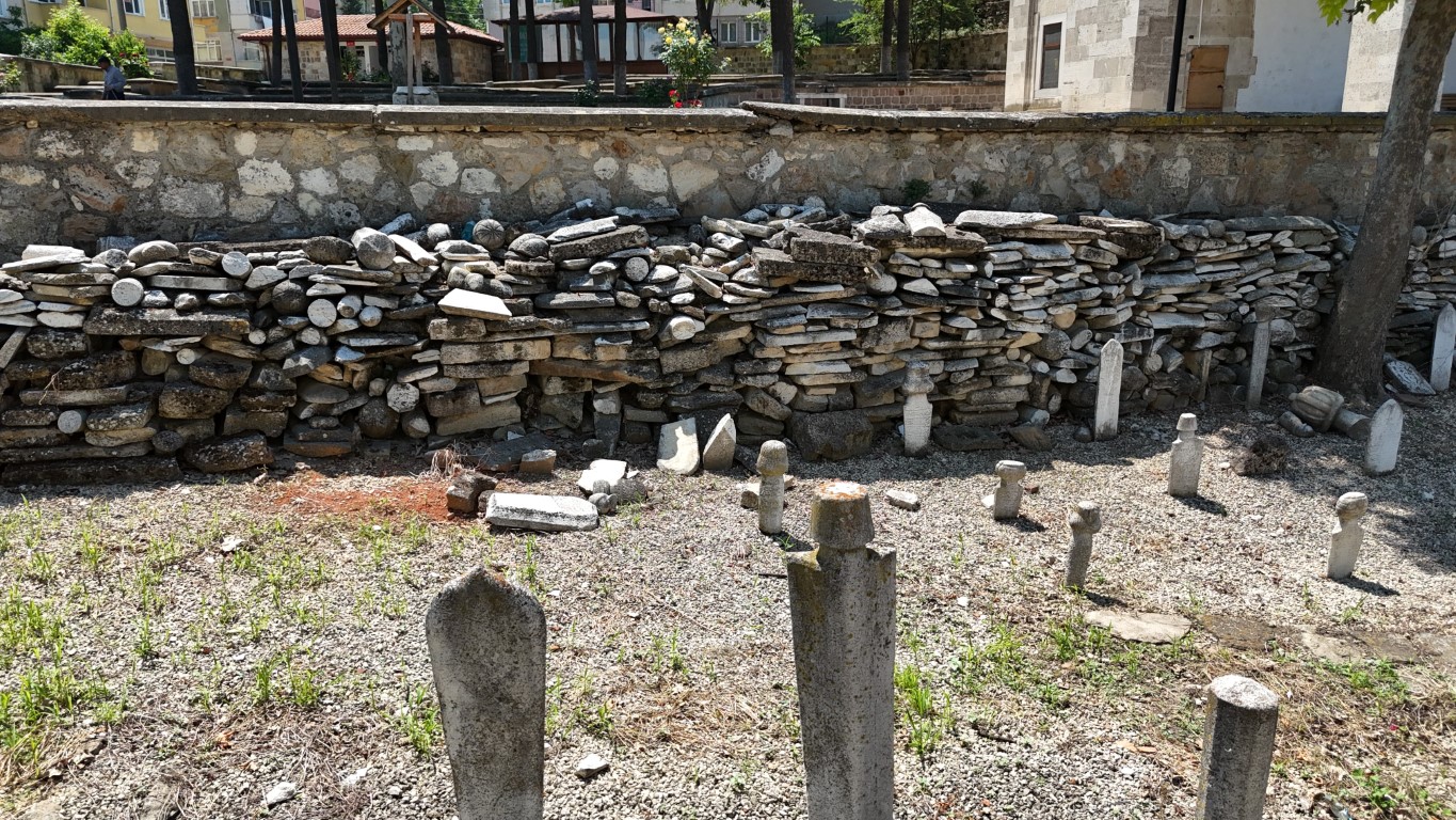 Kurban Bayramı öncesi tarihi kabristanlarda ihmaller pes dedirtti: İnsan ve hayvan kemikleri ortaya saçılmış durumda