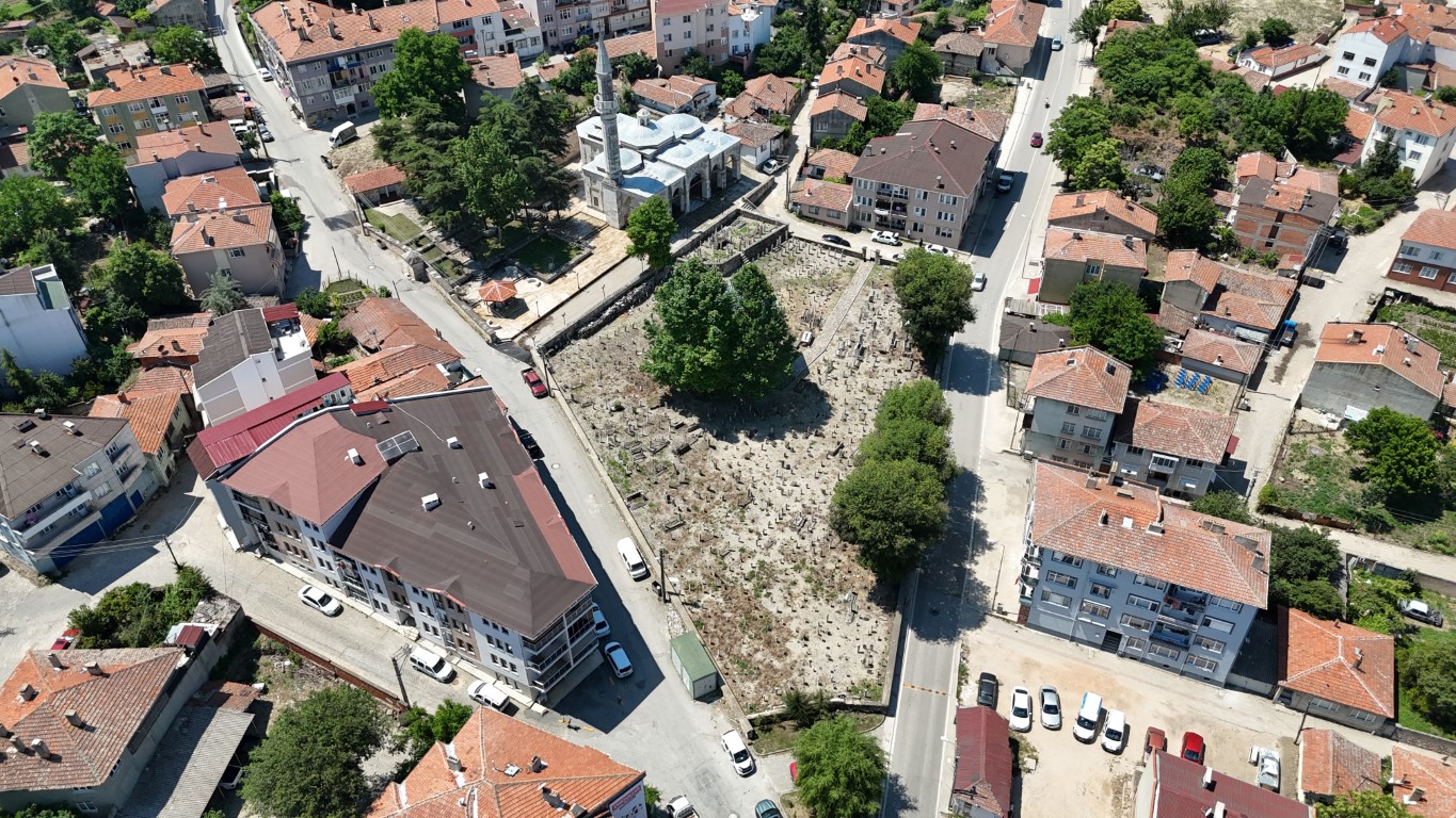 Kurban Bayramı öncesi tarihi kabristanlarda ihmaller pes dedirtti: İnsan ve hayvan kemikleri ortaya saçılmış durumda