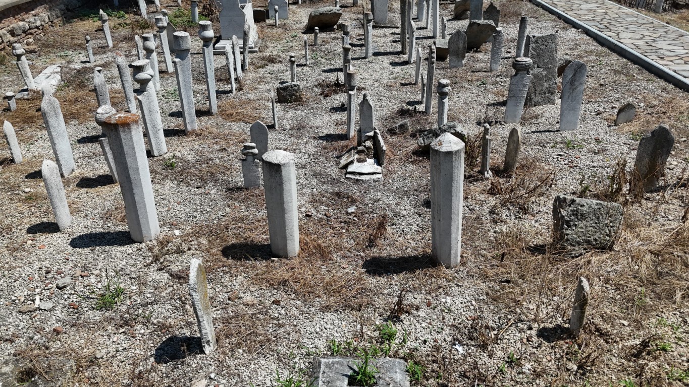 Kurban Bayramı öncesi tarihi kabristanlarda ihmaller pes dedirtti: İnsan ve hayvan kemikleri ortaya saçılmış durumda