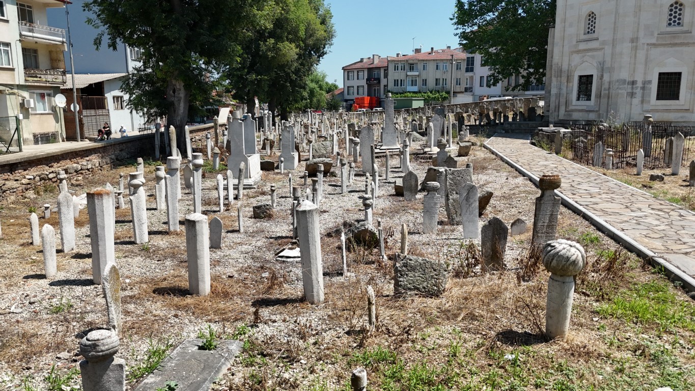 Kurban Bayramı öncesi tarihi kabristanlarda ihmaller pes dedirtti: İnsan ve hayvan kemikleri ortaya saçılmış durumda