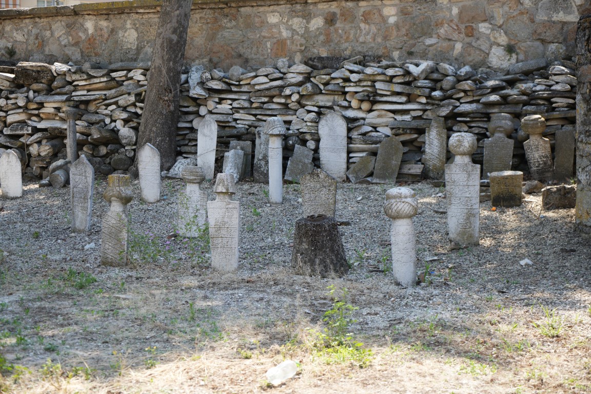 Kurban Bayramı öncesi tarihi kabristanlarda ihmaller pes dedirtti: İnsan ve hayvan kemikleri ortaya saçılmış durumda